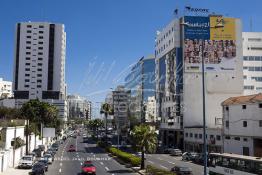 Image du Maroc Professionnelle de  Le prolongement de l'avenue Hassan II vers le sud rejoint le Boulevard Abdelmoumen qui presque comme tous les quartiers de Casablanca subit une transformation radicale. De part et d’autre du Boulevard Zerktouni, le nouveau quartier d’affaires de Casablanca, où les sièges d'une grande partie des plus importants groupes financiers du pays, banques, assurances, groupes de crédit ont élus domicile loin des encombrements quotidiens du centre-ville, Vendredi Juillet 2009. (Photo / Abdeljalil Bounhar) 